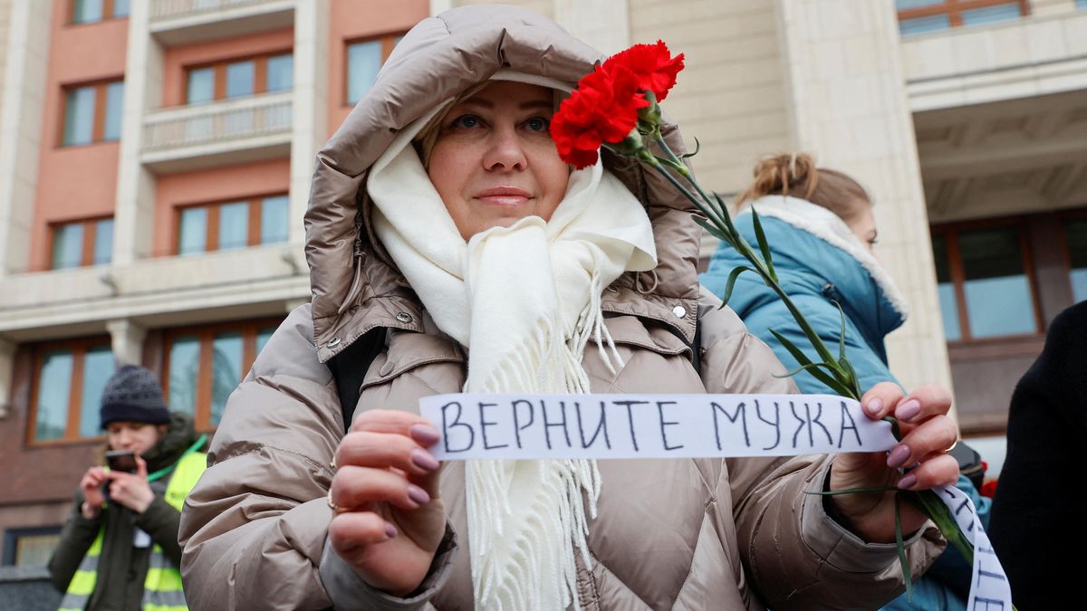 Manželky ruských vojáků se sešly před Kremlem. Policie z místa odvezla všechny novináře
